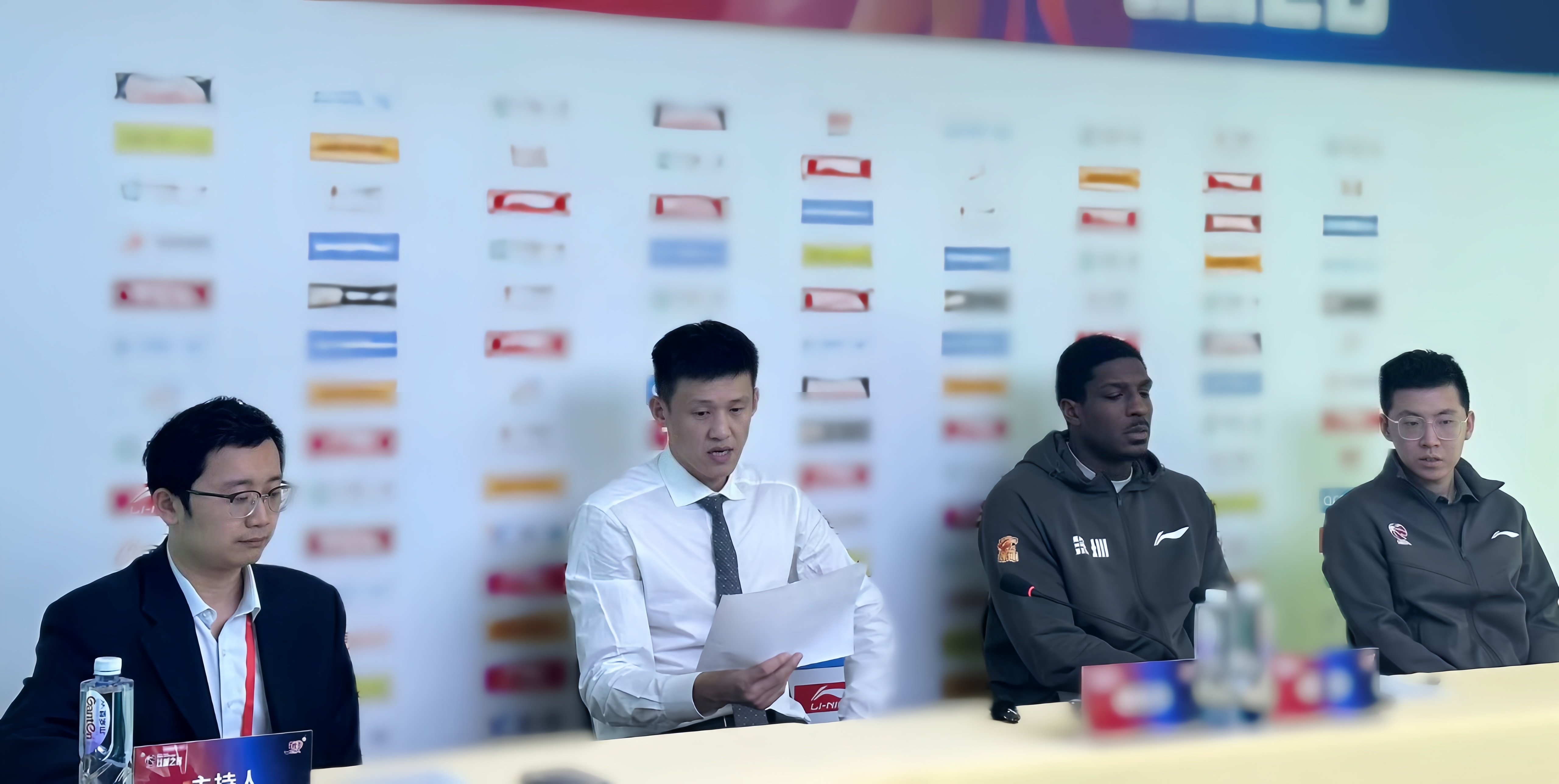 爱游戏官方网站-关于深圳男篮内部会议纪要流出：今晨调整名单，CBA季后赛使命明确，临场指挥获称赞的信息-爱游戏官方网站